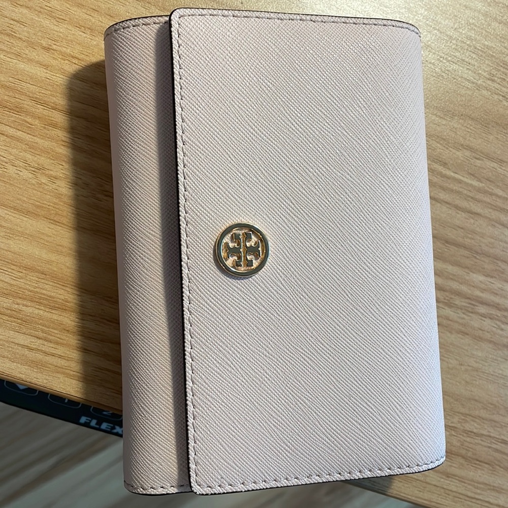 Tory Burch wallet in pale pink (navy on the inside). Brand new.